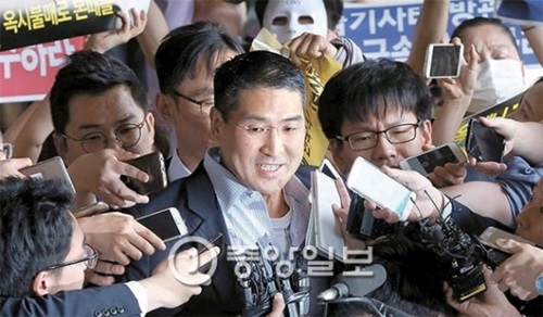 ジョン・リー元オキシー・レキット・ベンキーザー代表が２３日午後、ソウル中央地検に被疑者の身分で出頭した。