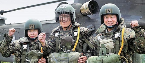 ２３日、京畿道広州市の特殊戦教育団で空輸訓練のため準備を終えてポーズを取る（左から）ホン・ヨンミ陸軍中佐、ユ・ジュンヒョク二等兵、ユ・ヘイル陸軍准将。（写真＝韓国陸軍）