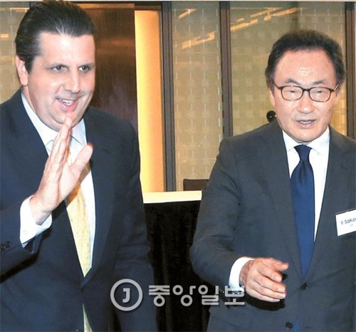 マーク・リッパート駐韓米国大使（写真左）が１日、ソウルの朝鮮ホテルで開かれた朝食会講演会で司空壹（サゴン・イル）世界経済研究院長と共に参席者に挨拶している。リッパート大使はこの日、韓米ＦＴＡの完全履行を促した。