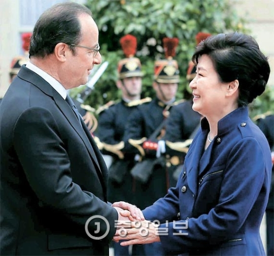 朴大統領とオランド大統領は３日午後（現地時間）、パリで首脳会談し、「韓仏修交１３０周年共同宣言」を採択した。両首脳はこの日、文化と創造経済を中心とする両国間の協力をさらに強化していくことにした。