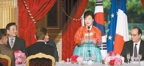 朴槿恵大統領がエリーゼ宮で開かれた国賓晩餐会であいさつしている。