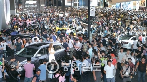 ５日、釜山ＢＥＸＣＯ展示場で開かれた「２０１６釜山（プサン）国際モーターショー」が来場者たちで混雑している。