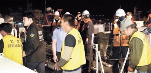 ５日、延坪島の漁民に拿捕された中国船員が埠頭で降りて移動している。（写真＝仁川海洋警察）