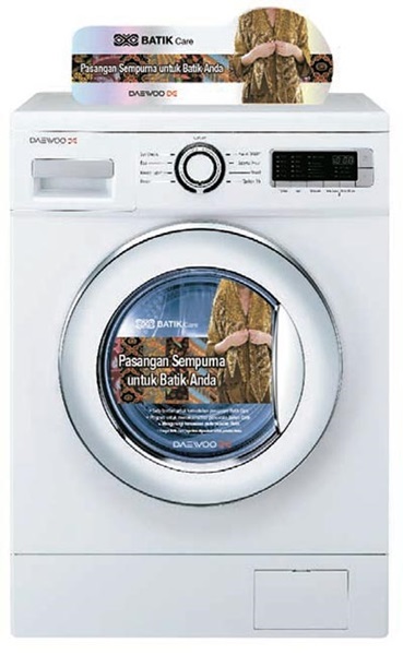 東部大宇電子がインドネシアの伝統衣装「バティック」を簡単に洗濯できるよう開発した「バティックケア」洗濯機。