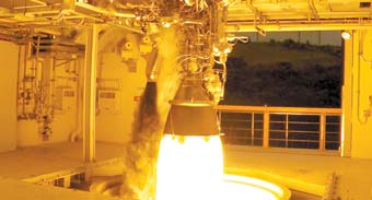 ８日に高興（コフン）羅老宇宙センターで行われた７５トン液体ロケットエンジン燃焼試験。月探査用の韓国型ロケットの１段目に４基、２段目に１基搭載される。