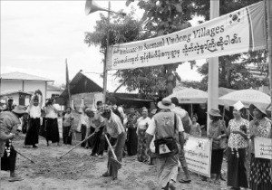 ７日、ミャンマーの首都ネピドー南部のカンタール村の住民たちがセマウル運動事業の１つとして村の道路工事を行っている。