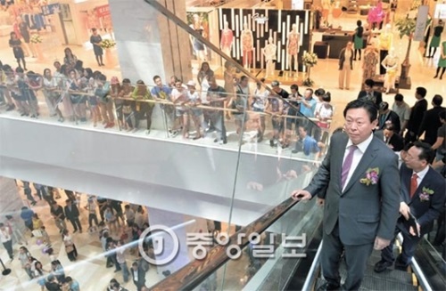 辛東彬（シン・ドンビン）ロッテグループ会長が２０１４年５月、中国ロッテ百貨店瀋陽店の開店式の後、店内を見回っている。ロッテグループはロッテショッピングの子会社である香港ロッテショッピングホールディングスが大規模な赤字を出し、中国ホームショッピング会社買収過程で大きな損失を出すなど、中国事業の不振が明らかになった。（中央フォト）