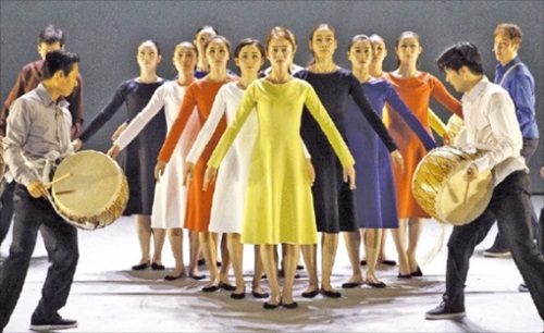 １６日、パリのシャイヨー国立劇場で公演した国立舞踊団の「時間の年齢」。