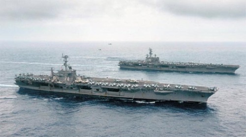 １８日（現地時間）、南シナ海と隣接するフィリピン東部海域で合同作戦を行っている米国海軍第７艦隊の空母「ジョン・Ｃ・ステニス」（前方）と「ロナルド・レーガン」（後方）。（写真＝米国海軍ホームページ）