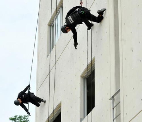 ２０日午後、大田市儒城区細洞の警察訓練場で国家重要施設に潜入したテロ犯の鎮圧訓練を行っている大田警察庁特攻隊員の隊員。