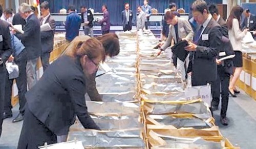 ５月に開かれた入札・商談会で日本のバイヤーが韓国産のノリを味わっている。（写真＝海洋水産部）