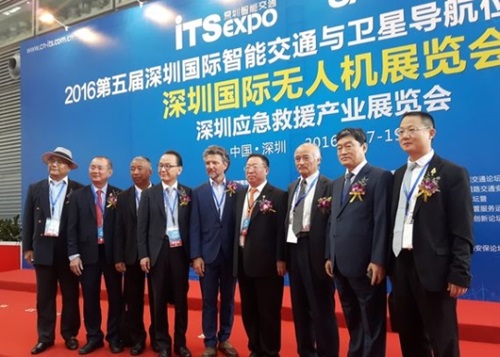 中国・深センで開かれた国際無人機エキスポに参加した各国の出席者。右から２人目がパク・グァンミン韓国ドローン協会会長