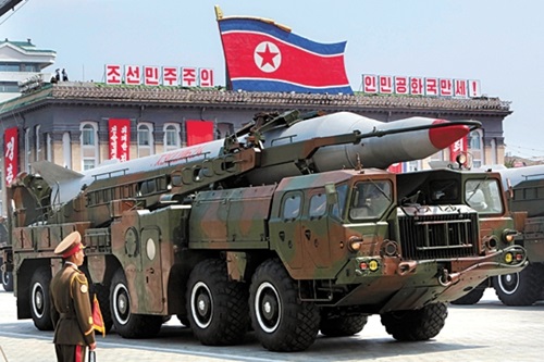 北朝鮮が２０１３年平壌（ピョンヤン）の金日成（キム・イルソン）広場で開かれた停戦６０周年閲兵式で公開したムスダンミサイル。（写真＝中央フォト）