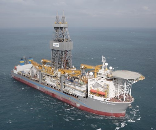 海洋プラントリスクから比較的自由な方である現代重工業が建造したドリルシップが東海（日本名・日本海）で石油ガス開発作業をしている。