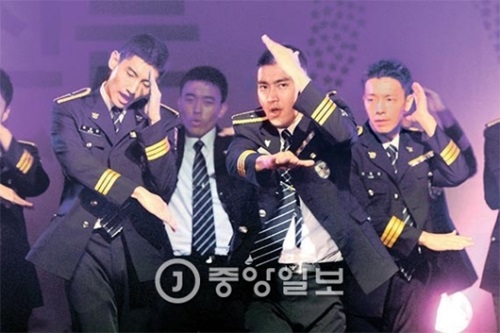 舞台の上で情熱あふれるダンスを見せているソウル警察庁広報団員。