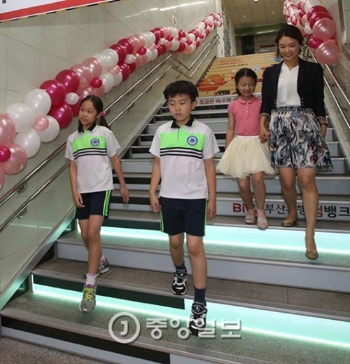 ２８日、釜山都市鉄道２号線「慶星大・釜慶大」駅の駅舎で「ＢＮＫ健康寄付階段」開通式を行った。
