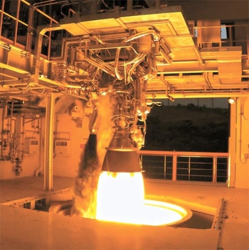 ２０２０年の月探査に使われる７５トン級ロケットエンジンの燃焼試験の様子（写真＝韓国航空宇宙研究院）