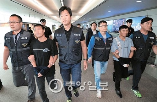 韓国人船長と機関長を殺害したベトナム人船員２人が先月３０日、仁川空港を通じて強制連行された。