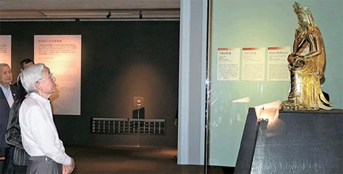 ４日、東京国立博物館で韓国の国宝第７８号の金銅半跏思惟像を鑑賞している明仁天皇。（写真＝駐日韓国大使館）