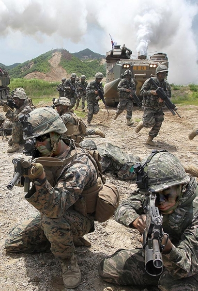 ６日、慶尚北道浦項市の水城里訓練場で韓米海兵隊合同空地戦闘訓練が実施された。韓国型上陸突撃装甲車（ＫＡＡＶ）で敵陣に浸透した海兵隊員が突撃している。
