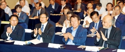 韓国自動車産業学会が７日に開催した「２０１６年韓日中国際学術大会」に出席したリュ・シュアン武漢大教授（前列左から）、キム・ヨングン韓国自動車産業協会会長、シン・ダルソク韓国自動車産業協同組合理事長、藤本隆宏・東京大経済学科教授が拍手している。