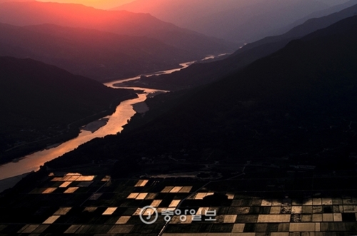 智異山・クジェ峰から眺めた蟾津江と平沙里一帯の夕暮れの風景。