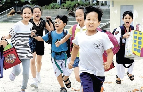 １２日、大田・中里小学校で夏休みに入り明るい表情で駆け回っている児童ら。