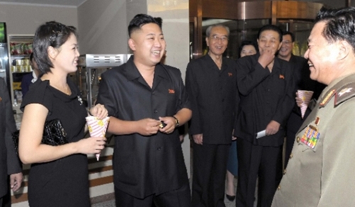 北朝鮮の金正恩氏（左から２人目）と夫人の李雪主氏。