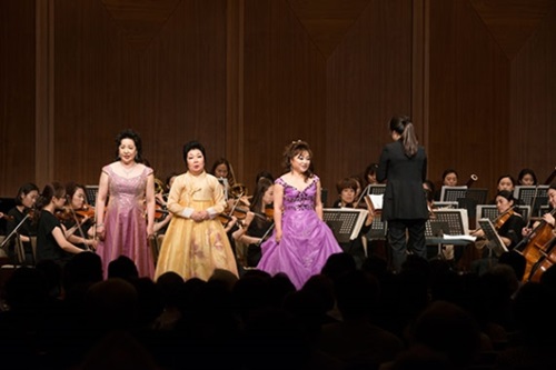 公演中のソプラノ歌手キム・ミオク、パク・ゲ、キム・ソンヒ（左側から）各氏と光州女性フィルハーモニックオーケストラ。（写真＝光州市）