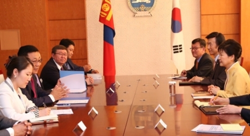 朴槿恵（パク・クネ）大統領が１８日午前（現地時間）、モンゴル・ウランバートル政府庁舎でエルデネバト新任首相（左側２人目）に接見している。（写真＝青瓦台写真記者団）