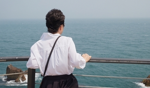 休暇中の朴大統領が先月２８日午後、蔚山（ウルサン）大王岩（テワンアム）公園を訪問し、海を眺めている。（青瓦台ホームページ）