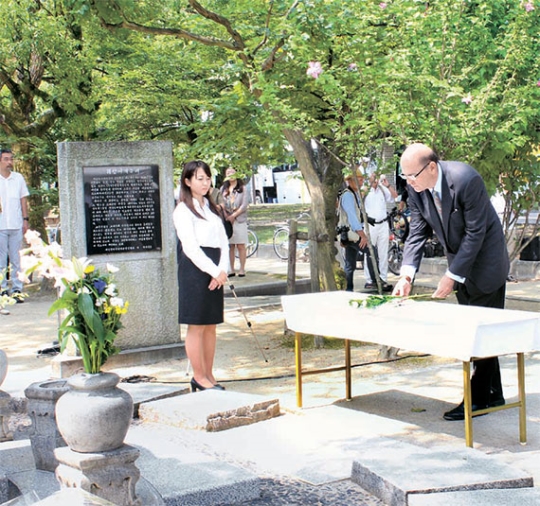 韓国人犠牲者慰霊碑に献花するグリーンバーグ駐大阪・神戸米国総領事（写真＝広島韓国総領事館）