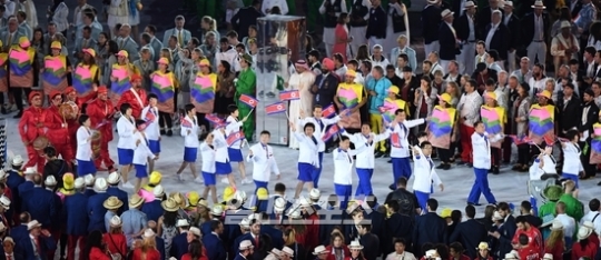 開会式で入場行進する北朝鮮選手団