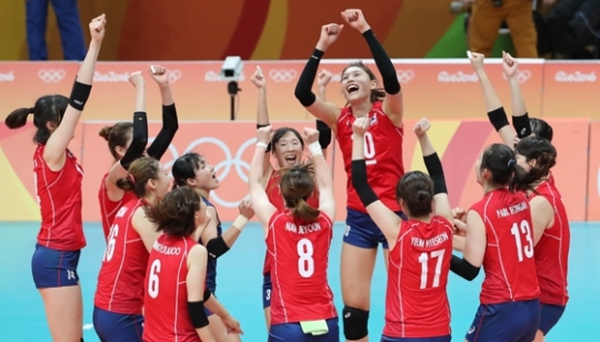 日本との最初の試合に３－１で勝利した後喜んでいる韓国女子バレーボール代表チーム。（写真＝五輪写真共同取材団）