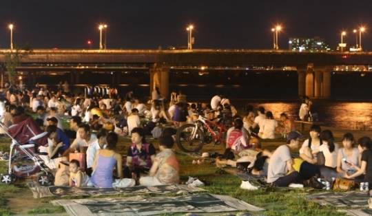多くの市民が漢江のほとりで涼んでいる。（写真＝中央フォト）
