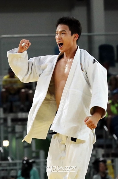 ８日（日本時間）、ブラジル・リオデジャネイロのオリンピックトレーニングセンターホール２で開かれた２０１６リオデジャネイロオリンピックの柔道男子６６キロ級で銀メダルを獲得した安バウル。