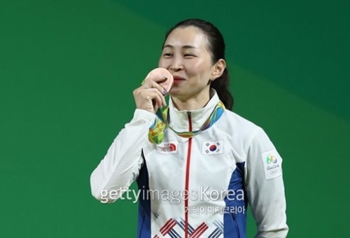 ８日（日本時間）、ブラジル・リオデジャネイロのリオセントロパビリオン６で開かれた２０１６リオデジャネイロオリンピックのウエイトリフティング女子５３キロ級で銅メダルを獲得した韓国の尹真熙。