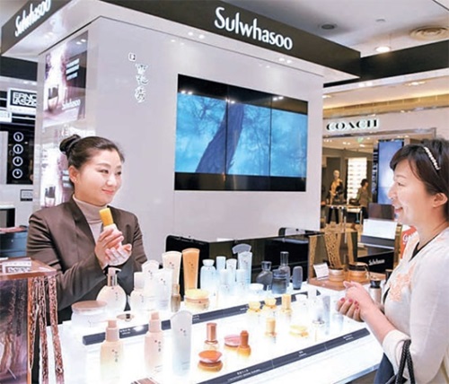韓国の漢方化粧品雪花秀の「中国１００号店」が年内にオープンする。雪花秀は中国だけでなく米国、シンガポールなど１１カ国に進出した。写真は中国・上海の百貨店にある雪花秀のショップ。（写真＝アモーレパシフィック）