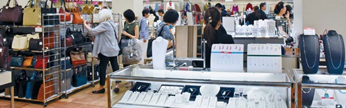 三越日本橋本店は５日から４日間、レジャー用ハンドバッグや真珠セットなど高級商品を１０万円で販売する均一特価販売を行った。アベノミクスで高級品市場が活性化しているという分析だ。