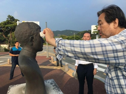 金武星（キム・ムソン）セヌリ党前代表が１５日、全羅南道南原の金朱烈（キム・ジュヨル）烈士の胸像を磨いている。（写真＝金武星前代表のフェイスブック）