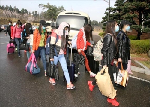 中国浙江省の柳京食堂から脱北した従業員が４月に韓国に入国し、保護施設に移動している。（中央フォト）