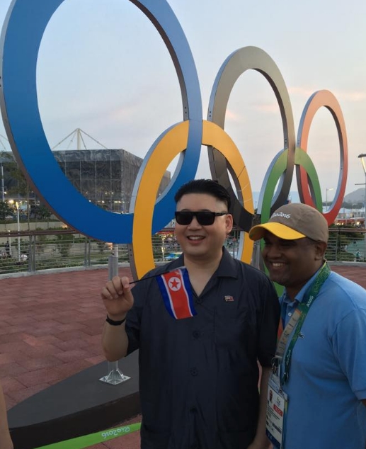 リオ五輪の会場に現れた金正恩委員長の代役俳優ハワードさんが写真撮影に応じている。（写真＝フェイスブックキャプチャー）