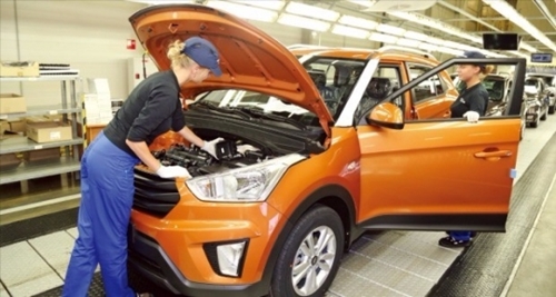 １９日、ロシアのサンクトペテルブルクにある現代（ヒョンデ）自動車工場で従業員が「クレタ」の品質を点検している。