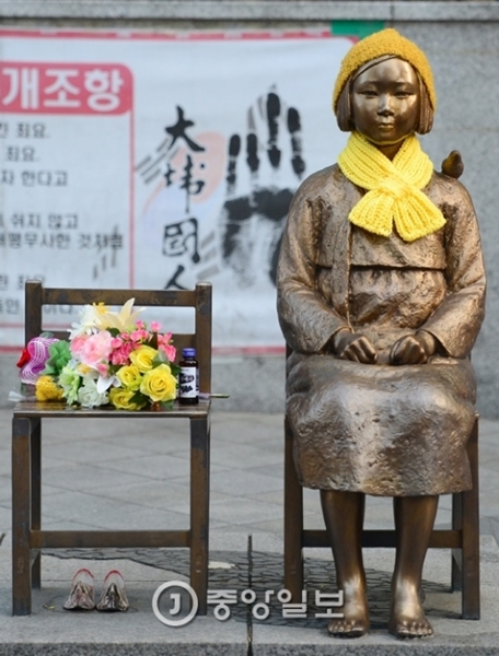ソウル日本大使館前の慰安婦少女像。（中央フォト）