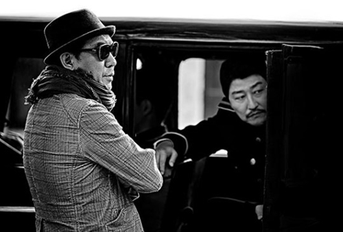 『密偵』（２０１６）／日帝強占期の日本の密偵と韓国の義烈団員の追撃を描いたスパイ映画。撮影現場でのキム・ジウン監督（左側）と俳優ソン・ガンホ。