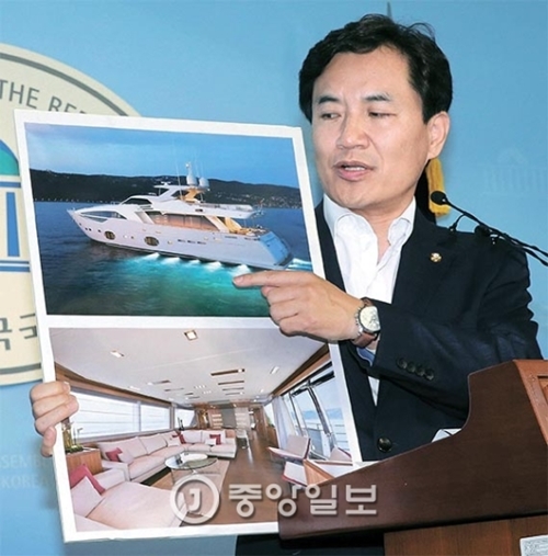 金鎮台（キム・ジンテ）セヌリ党議員が２９日国会で「大宇（デウ）造船海洋の不正疑惑にかかわった有力ジャーナリストは朝鮮日報のソン・ヒヨン主筆」と暴露した。金議員は「ソン主筆一行はイタリアのナポリで大宇造船海洋が提供した豪華ヨットに乗った」として関連写真を公開した。