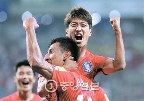 １日、ソウルワールドカップ競技場で開かれた２０１８ロシアＷ杯アジア最終予選中国戦で、２本目のゴールを決めた李青竜（中央）が池東源と共に喜んでいる。