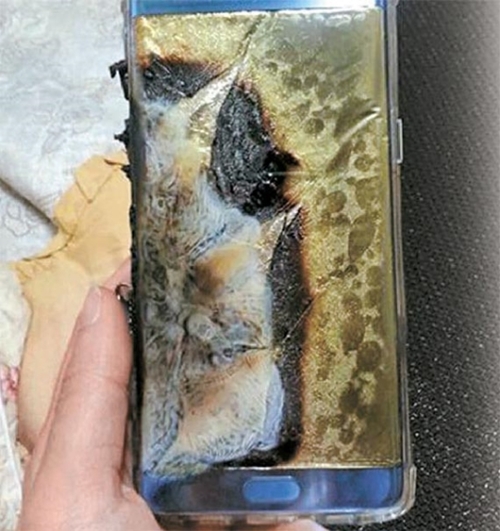 あるオンラインコミュニティーに載せられた焼けた「ギャラクシーノート７」の写真。