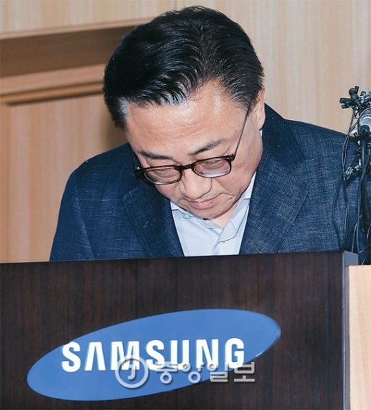 高東真（コ・ドンジン）サムスン電子無線事業部長（社長）が２日、ソウル太平路の社屋で緊急記者懇談会を開き、「販売されたギャラクシーノート７全量を交換・払い戻しする」と発表した。