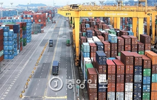 ４日、釜山新港湾韓進ターミナルに積載された輸出貨物がトラックで積み出されている。業界関係者は「他の海運会社に船積みする貨物」と説明した。